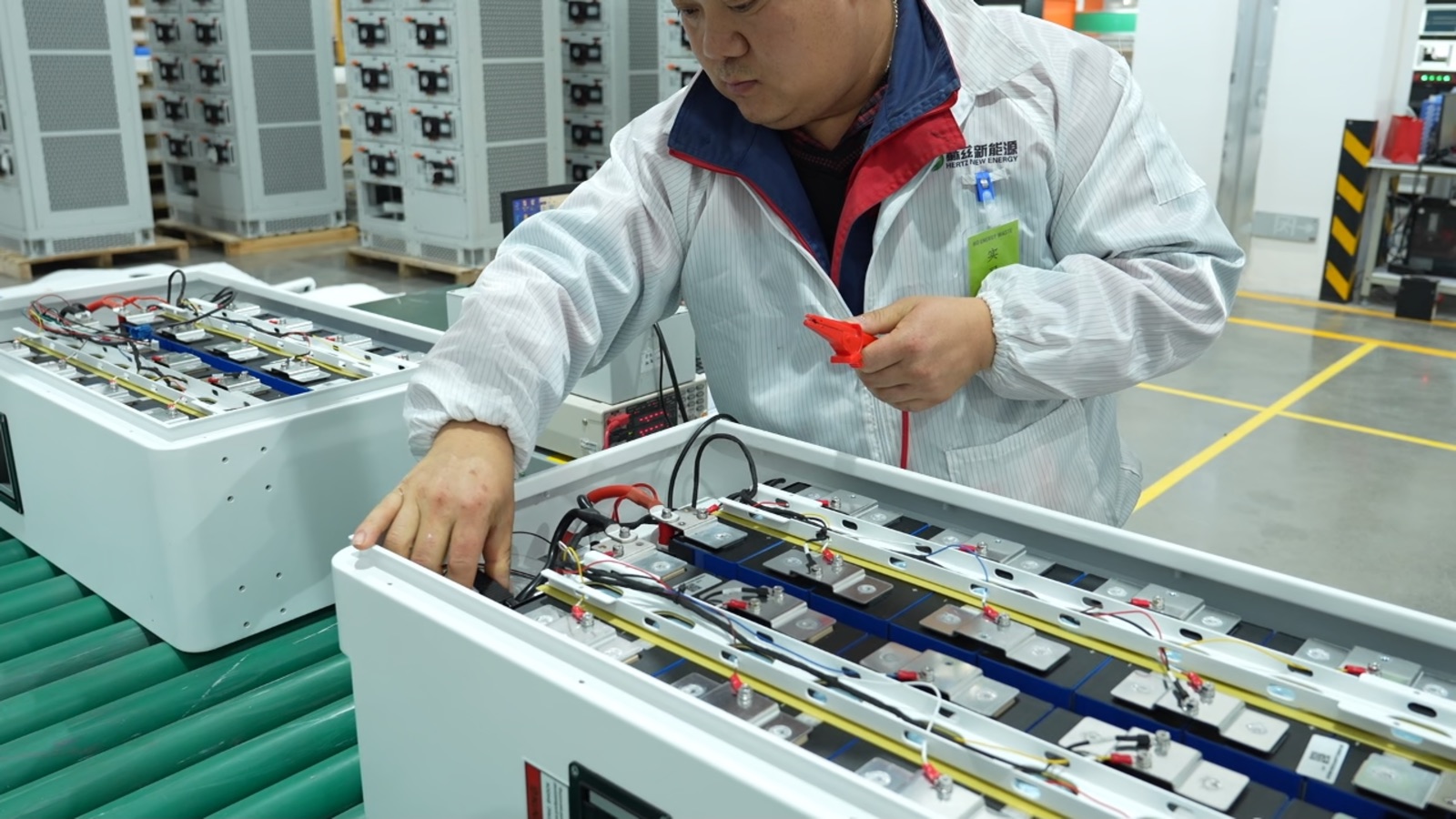 Techniker bei elektrischen Integrationsarbeiten an einem Batteriesystem