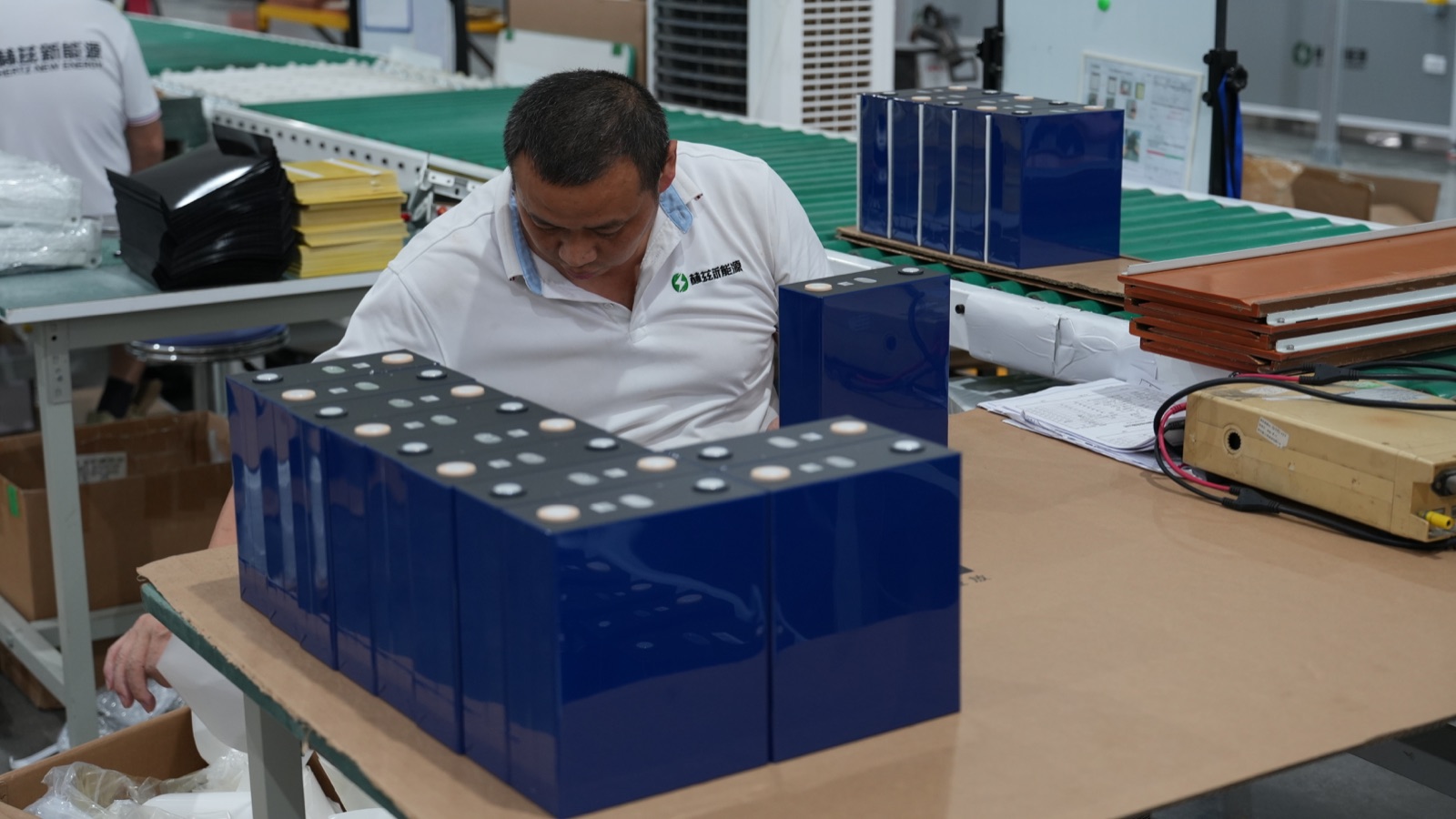 Techniker bei der Arbeit an einem Batteriesystem