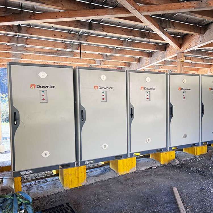 Mehrere installierte Dawnice Hochvolt-Speicherschränke in einem österreichischen Freizeitpark