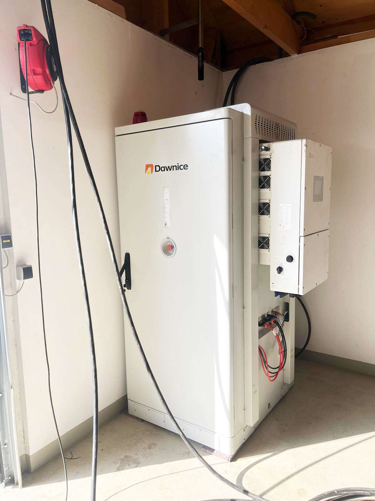 Installierter 112-kWh-DC-seitiger Dawnice-Speicher an einem Industriestandort in Österreich