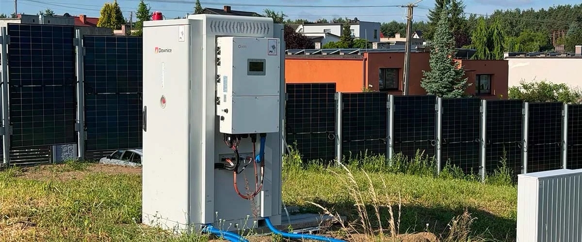 Außen installierter 112-kWh-Batterieschrank mit Solis-Wechselrichter in Polen